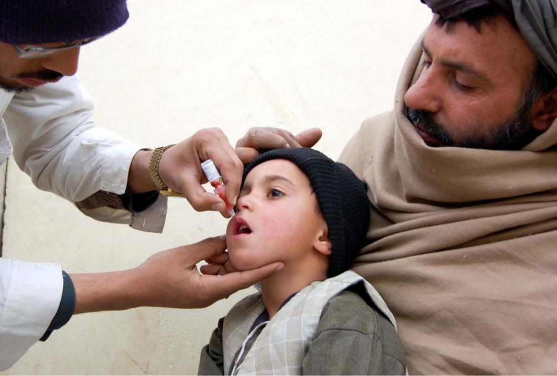 Health worker administrates polio-vaccine drops to a child during anti-polio immunization campaign at Pak-Afghan Border on January 20, 2015 in Chaman.
